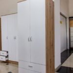 Ormar LION II zatvorenih vrata sa dvije donje ladice – moderni ormar bijela/hrast kombinacija